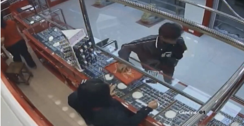 ล่าโจรหนุ่ม พูดไทยไม่ชัด ตีเนียนดูทอง 4 รอบ ก่อนฉกหนี ได้ไปเส้นครึ่ง พนักงานจับพิรุธตั้งแต่แรก