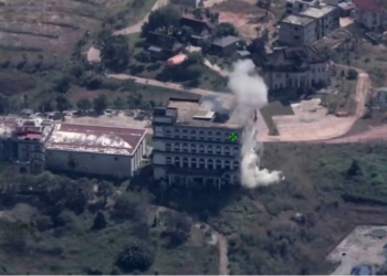 ชายแดนเดือด! มีรายงานทหารไทยยิงปืนใหญ่ใส่กาสิโนฝั่งกัมพูชาตราด ขณะเขมรเปิดภาพอ้างความเสียหายที่ จ.โพธิสัตว์