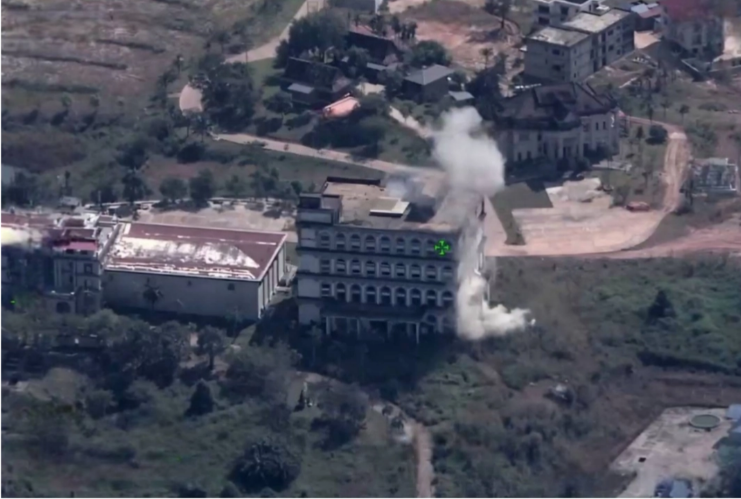 ชายแดนเดือด! มีรายงานทหารไทยยิงปืนใหญ่ใส่กาสิโนฝั่งกัมพูชาตราด ขณะเขมรเปิดภาพอ้างความเสียหายที่ จ.โพธิสัตว์