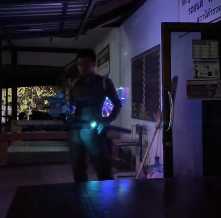 โซเชียลสะดุด! ตำรวจเวรดึกใส่พร็อพแวววาว ภาพที่เห็นอาจไม่ใช่ทั้งหมด…ยังมี “ความลับบางอย่าง” ซ่อนอยู่ข้างใน