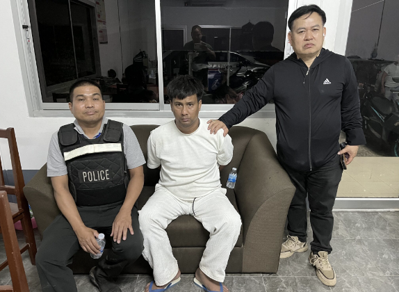 คุมตัว “กาน เวลไฟร์” แล้ว! หลังยิงเก๋งดับบนทางด่วน หนีจนมุมถูกจับที่เกาะช้าง ล่าสุดพาตรวจจุดทิ้งปืน พบซ่อนในพงหญ้าข้างทาง