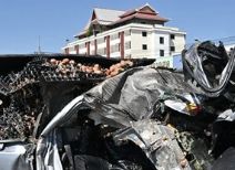 นาทีสยอง! รถดัมพ์ยกกระบะเกี่ยวสะพานลอย ร่วงทับรถกระบะ ดับคาที่ 1 เจ็บ 1