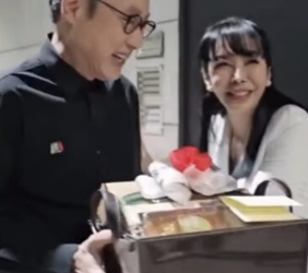 ยิ่งกว่าคิดถึง! “ตั๊ก มยุรา” โผล่กอดแน่นหลังหายไปนาน — เสี่ยตา ปัญญา เปิดคำถามคาใจ ผู้หญิงที่เดินร่วมชีวิตมาครึ่งค่อน…เกิดอะไรขึ้นกันแน่?