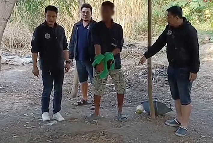 จบชีวิตเพราะความหึง! สาวจ้างลุงช่างไม้มาทำโต๊ะ ยังไม่ทันเริ่มงาน ผัวเมาหึงโหดซ้อมไม่ยั้ง ก่อนเตะเสยคางดับคาบ้าน