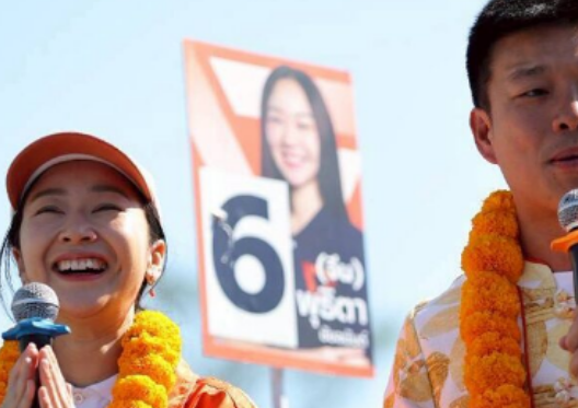 ‘เท้ง’ หาเสียงช่วย ‘จีน พุธิตา’ สส.เชียงใหม่ เขต 4 ลั่นรอบนี้ขอเชียงใหม่เป็นสีส้มทั้ง 10 เขต ย้ำใครไม่เข้าใจจุดยืน เราพร้อมเข้าไปทำความเข้าใจโดยตรง