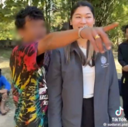 งงกันเป็นแถว? ‘กานต์ สุดารัตน์’ ภูมิใจไทย ลงคลิปใส่เสื้อ ‘แพทองธาร’ ลงพื้นที่ แจกน้ำชาวบ้าน ชาวเน็ตแห่ถาม ‘เสื้อนายกฯอนุทินคือบ่ใส่’